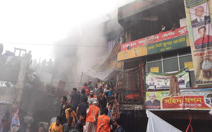 আগুন ছড়িয়ে পড়েছে পুরো মার্কেটে